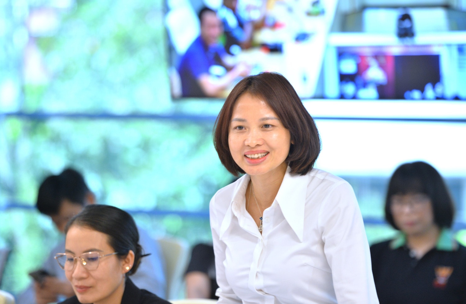 Bà Nguyễn Thị Tâm, Phó Tổng Giám đốc Tổng công ty Mạng lưới Viettel trả lời câu hỏi của phóng viên
