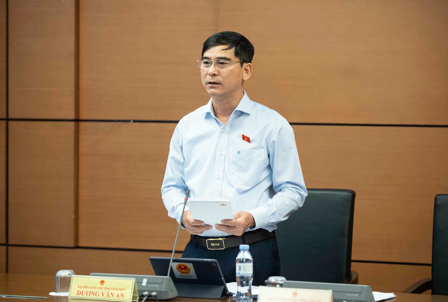 Trưởng Đoàn ĐBQH tỉnh Vĩnh Phúc Dương Văn An điều hành thảo luận tại Tổ 5 - Ảnh: Lê Bình
