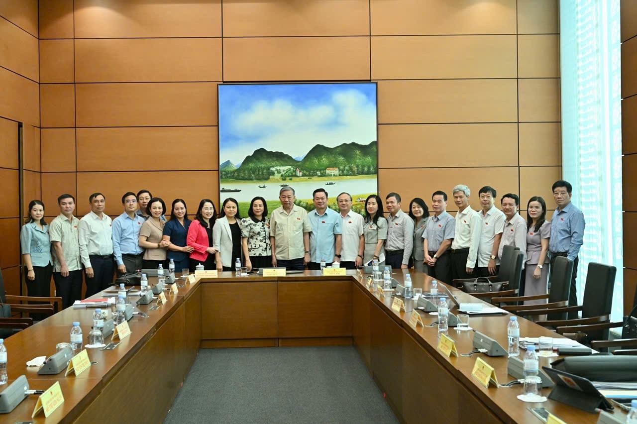 Tổng Bí thư Tô Lâm chụp ảnh với các đại biểu tổ 12. Ảnh: Quang Khánh