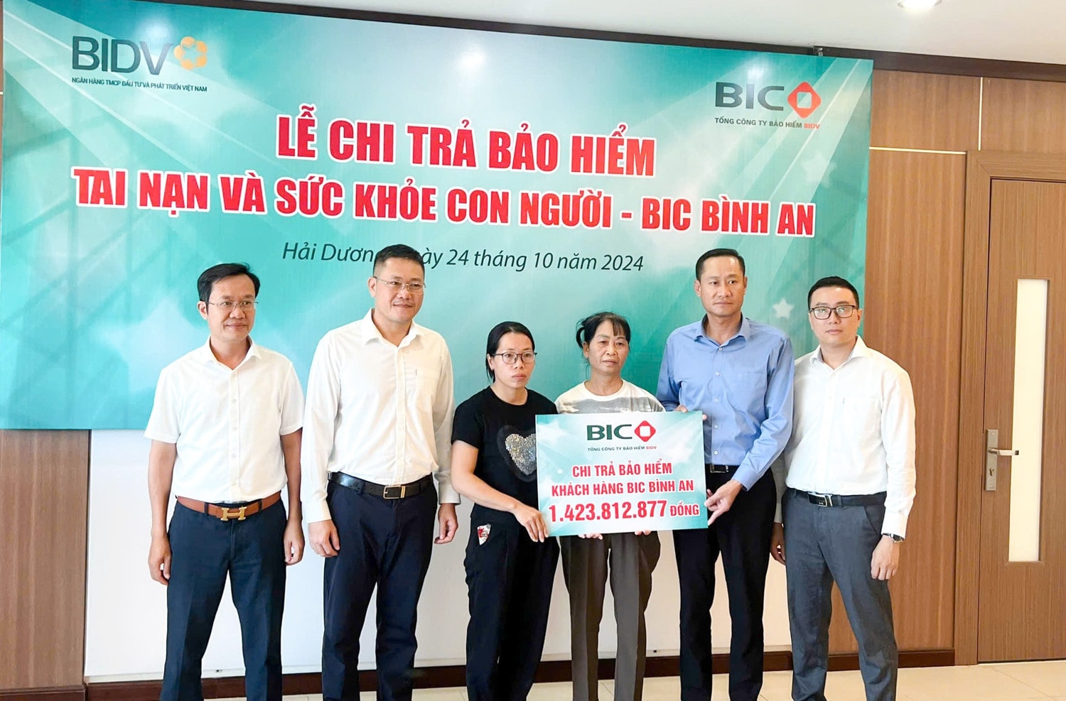 dai-dien-lanh-dao-bic-trao-tien-bao-hiem-cho-than-nhan-khach-hang-7485-5586.jpg