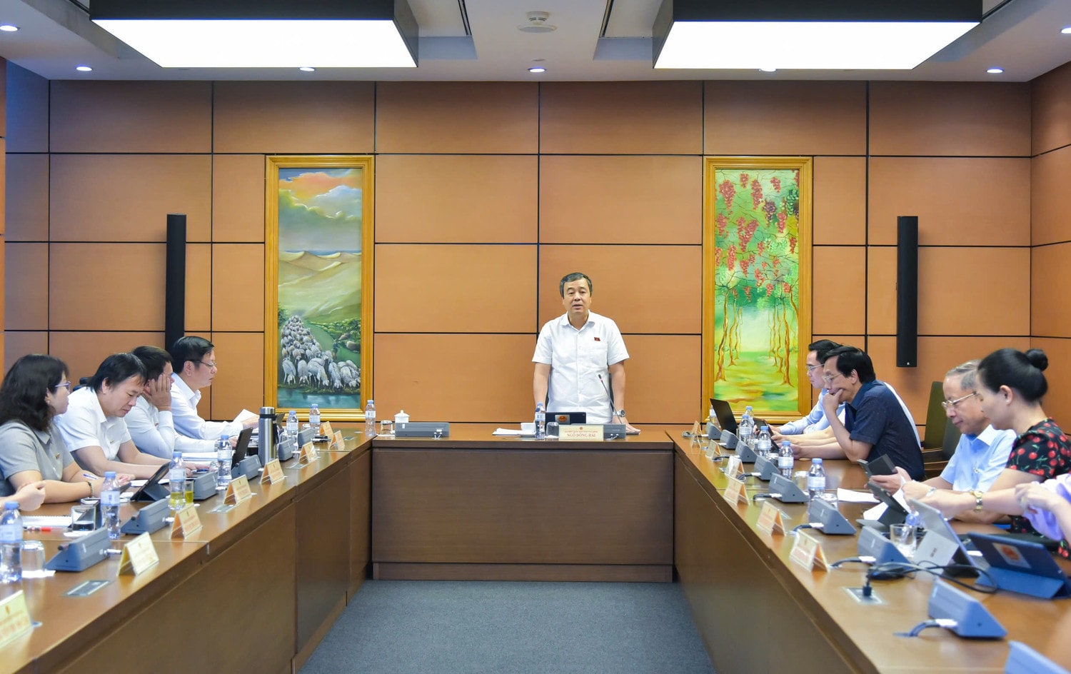 Quang cảnh thảo luận tại Tổ 10 (gồm Đoàn ĐBQH các tỉnh: Thái Bình, Tiền Giang, Đắk Nông) chiều 26.10