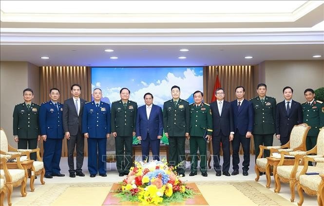 Thủ tướng Phạm Minh Chính và Thượng tướng Trương Hựu Hiệp, Phó Chủ tịch Quân ủy Trung ương Trung Quốc cùng các đại biểu. Ảnh: Dương Giang/TTXVN