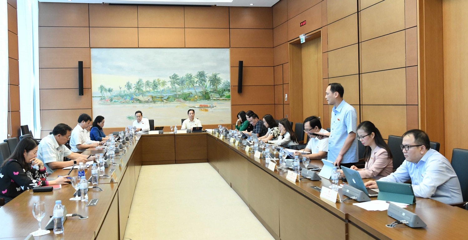 Quang cảnh phiên họp tại Tổ 13. Ảnh: Lâm Hiển
