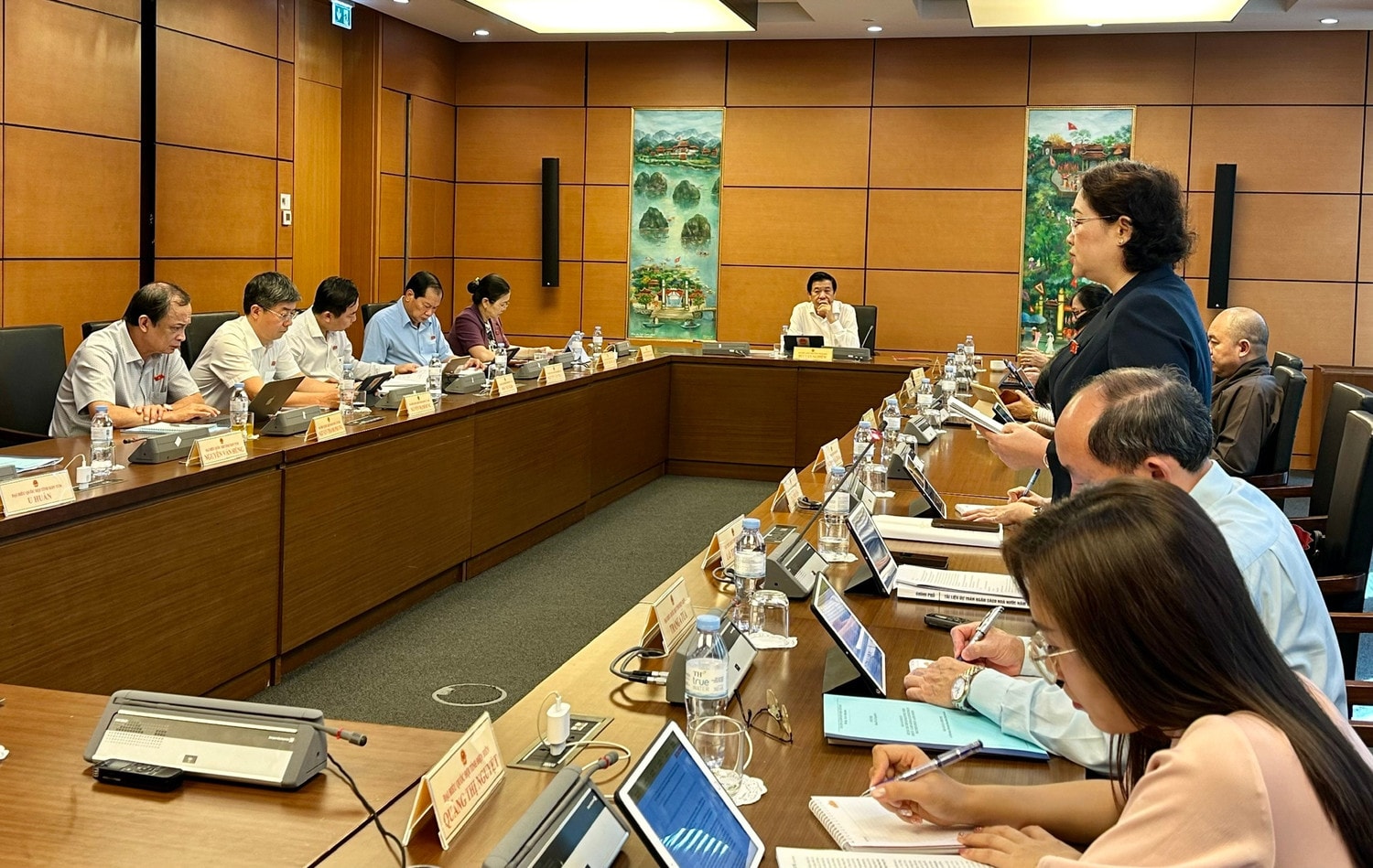 Toàn cảnh phiên họp của Tổ 8, chiều 26.10