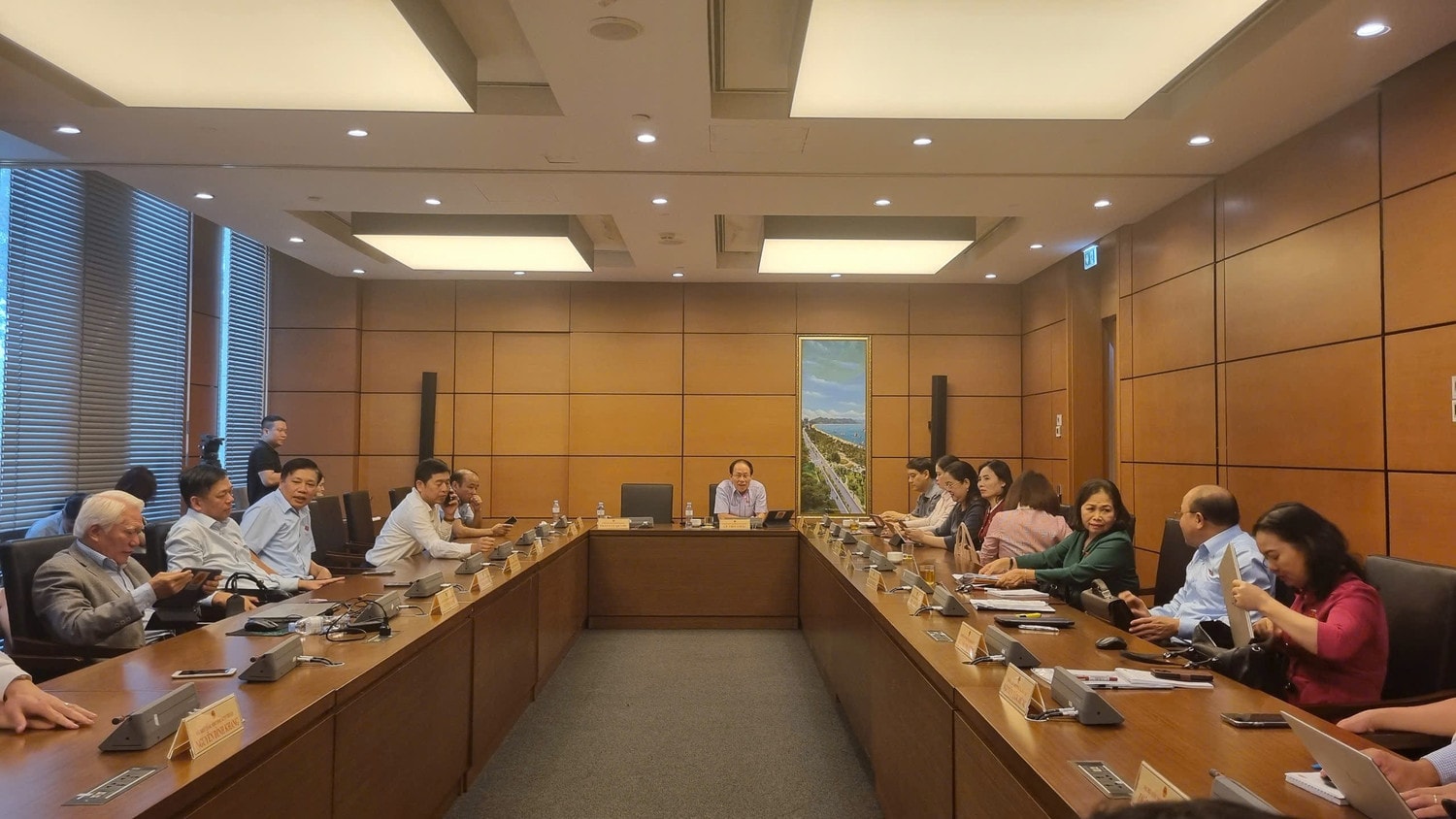 Các đại biểu tham gia thảo luận tại Tổ 4 sáng 26.10.
