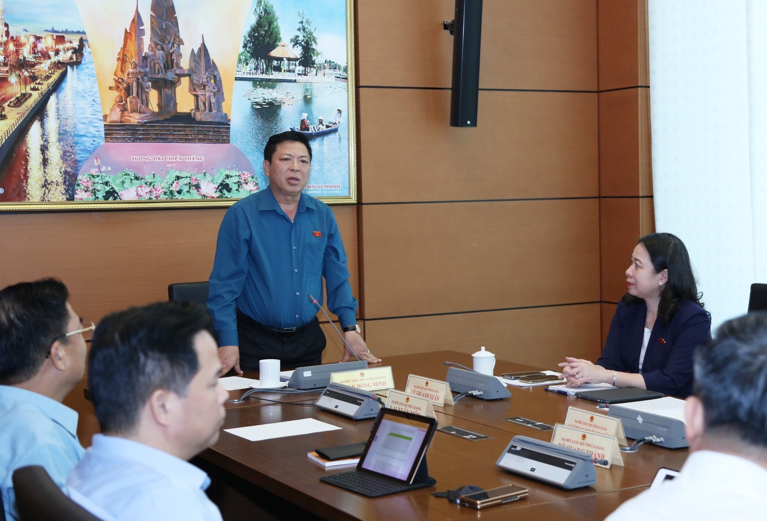 ĐBQH Trần Hồng Minh (Cao Bằng) - Tổ trưởng Tổ 17 phát biểu thảo luận tổ. Ảnh: An Nhiên