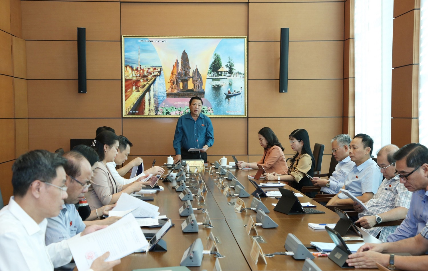 Quang cảnh thảo luận tại Tổ 17. Ảnh: An Nhiên