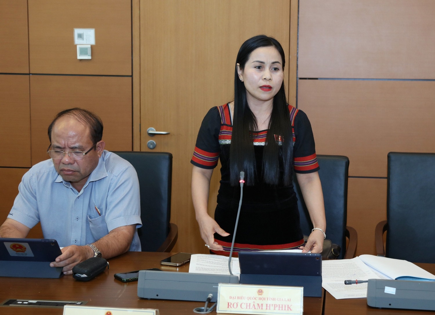 ĐBQH Rơ Châm H'Phik (Gia Lai) phát biểu ý kiến thảo luận. Ảnh: An Nhiên