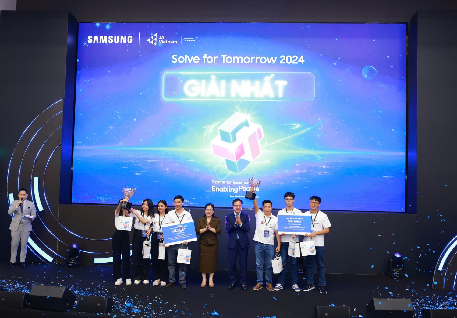 phan-trao-giai-cho-hai-doi-thi-dat-giai-nhat-chung-ket-cuoc-thi-solve-for-tomorrow-2024-5211-4601.jpg