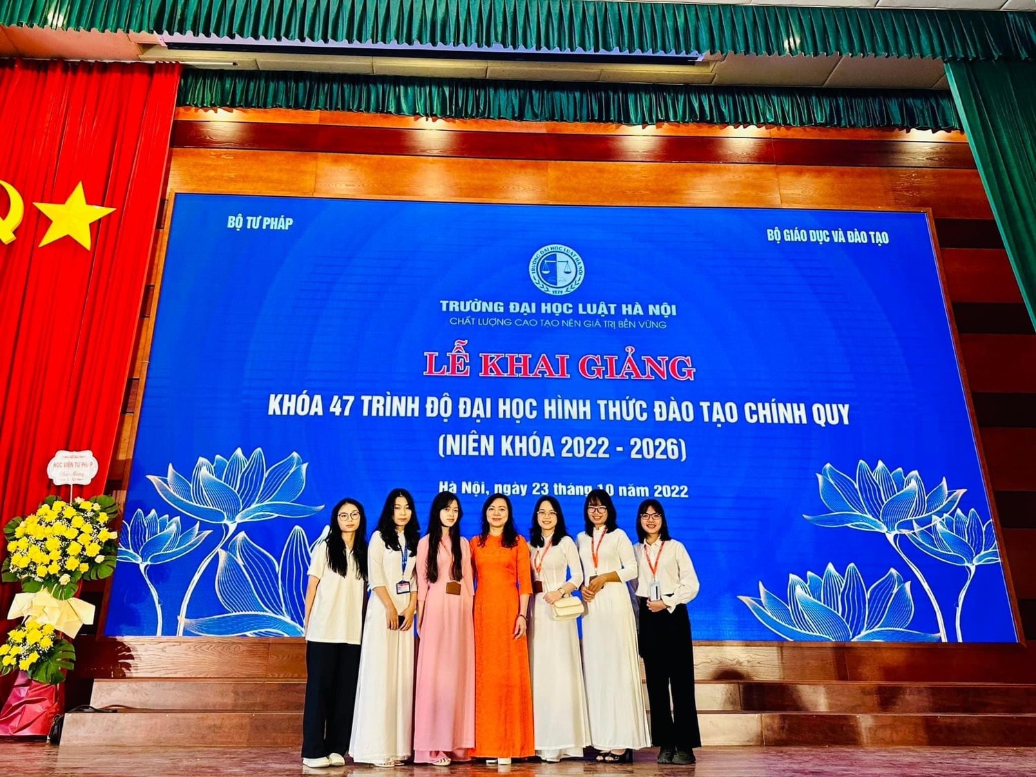anh-bai-1-nu-sinh-lop-clc-khoa-1-trong-ngay-khai-giang-7887-3709.jpg