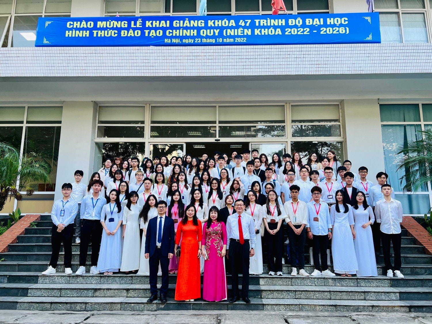 Tân sinh viên khóa 1 Chương trình đào tạo chất lượng cao ngành Luật Kinh tế chụp ảnh với thầy cô