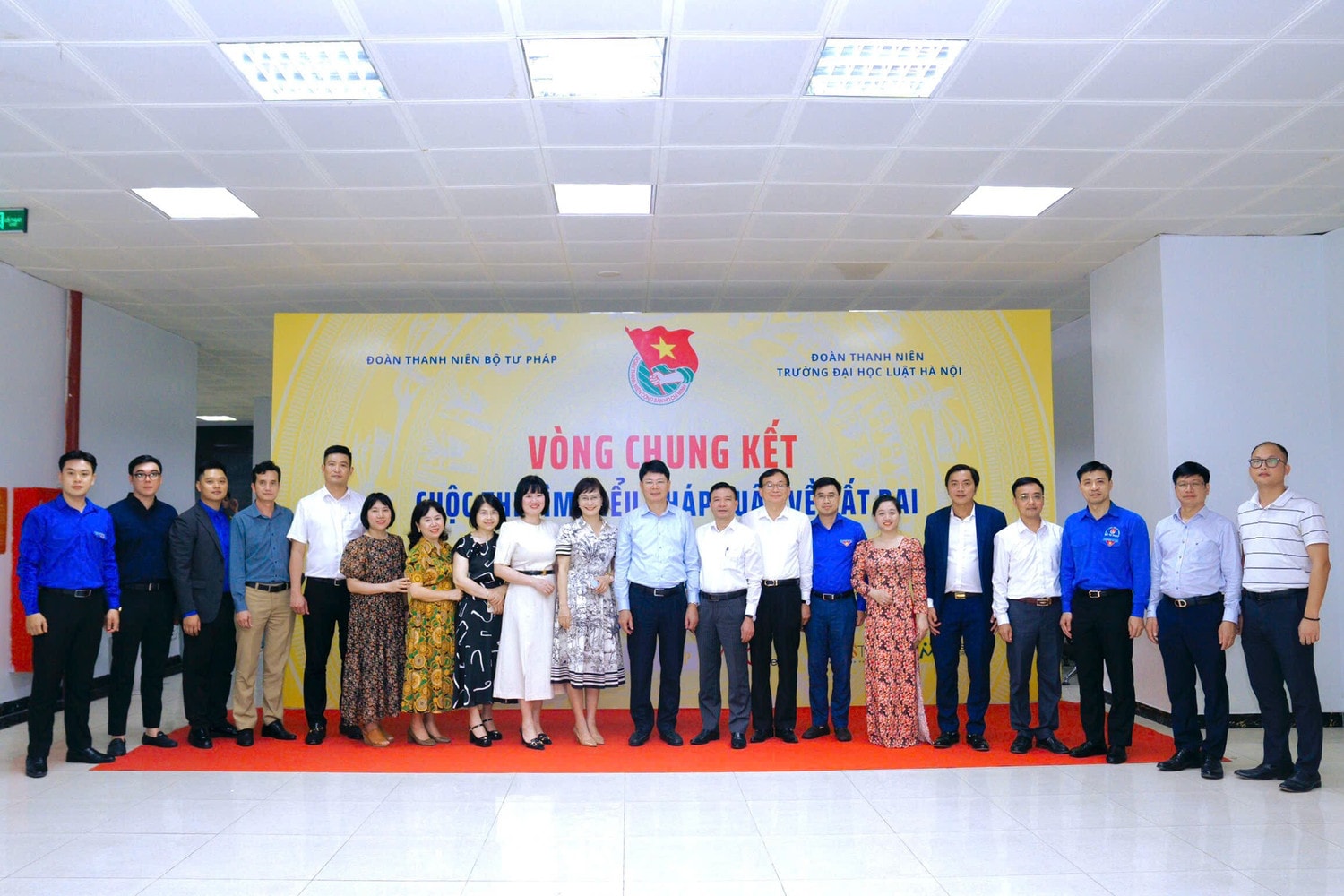 anh-bai-4-lanh-dao-bo-tp-chup-anh-voi-btc-cuoc-thi-7780-1164.jpg