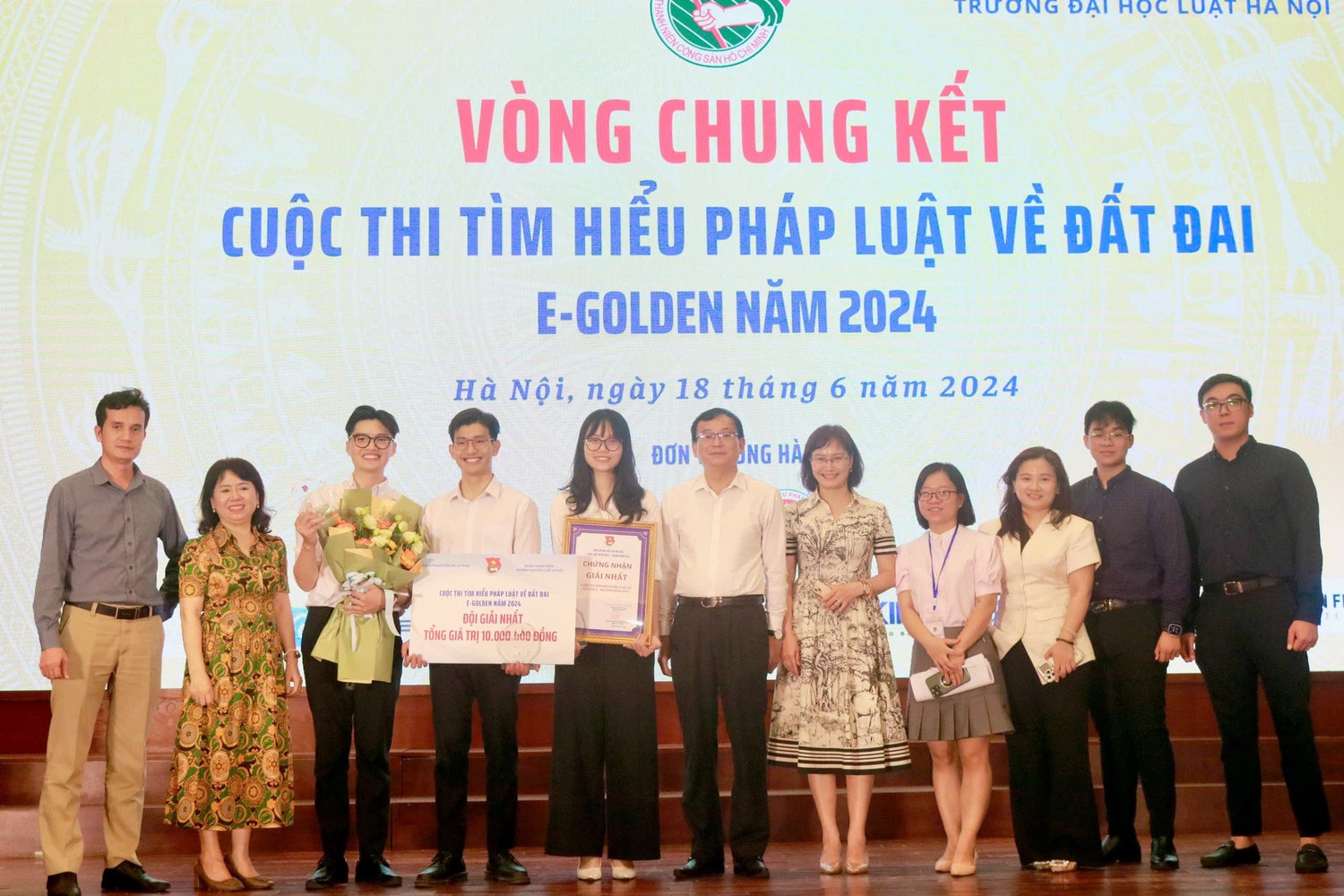 anh-bai-4-doi-giai-nhat-va-thay-co-khoa-plkt-3347-7326.jpg