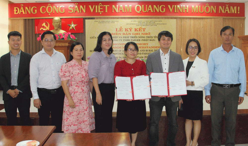 Sở NN - PTNT Long An ký kết biên bản ghi nhớ hợp tác triển khai thực hiện thử nghiệm các mô hình xây dựng chứng chỉ carbon từ sản xuất lúa ứng dụng phương pháp ngập khô xen kẽ. Ảnh: Bùi Tùng