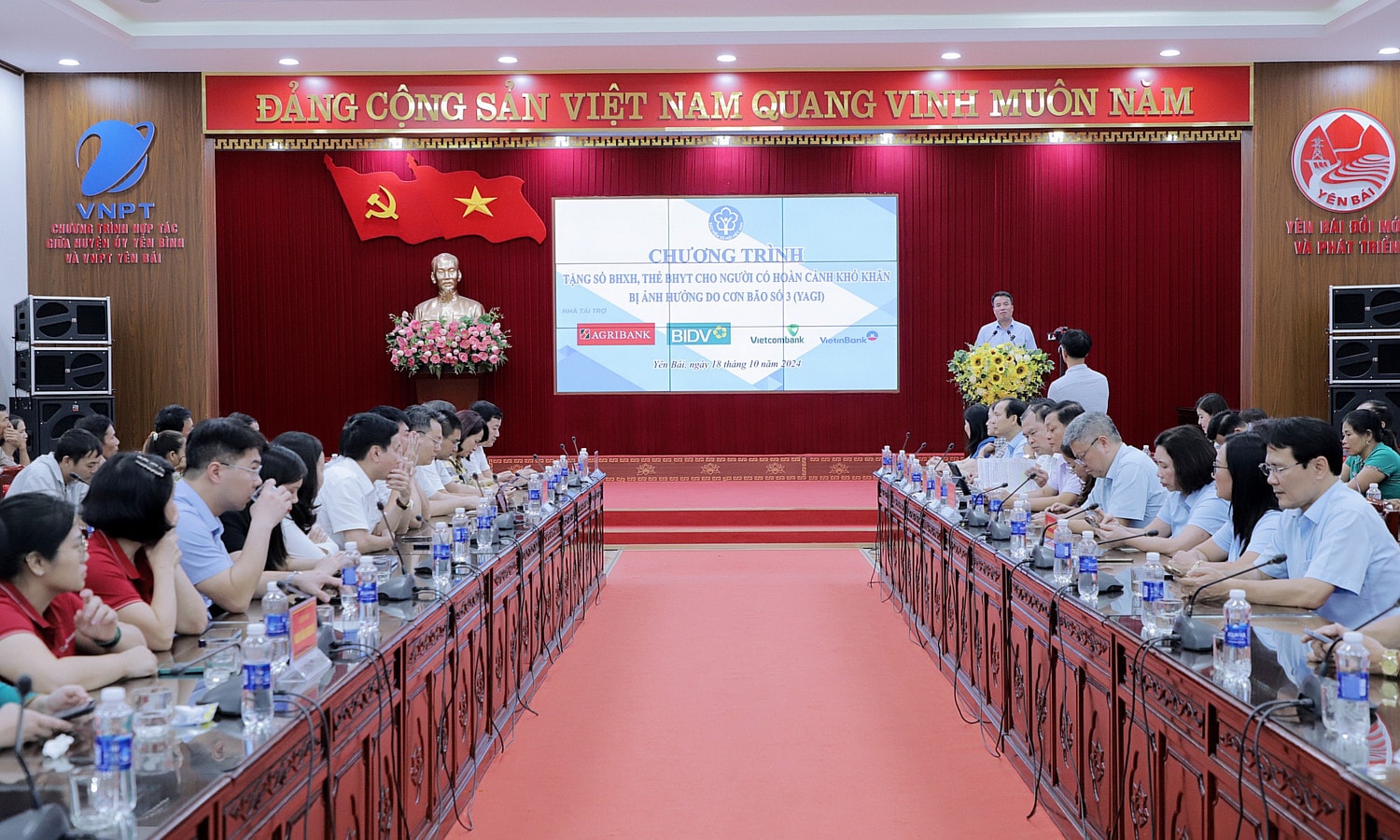 Chương trình tặng sổ bảo hiểm xã hội, thẻ bảo hiểm y tế cho người dân có hoàn cảnh khó khăn, bị ảnh hưởng bởi bão số 3 (bão Yagi) Yên Bái. Ảnh: Thanh Hằng