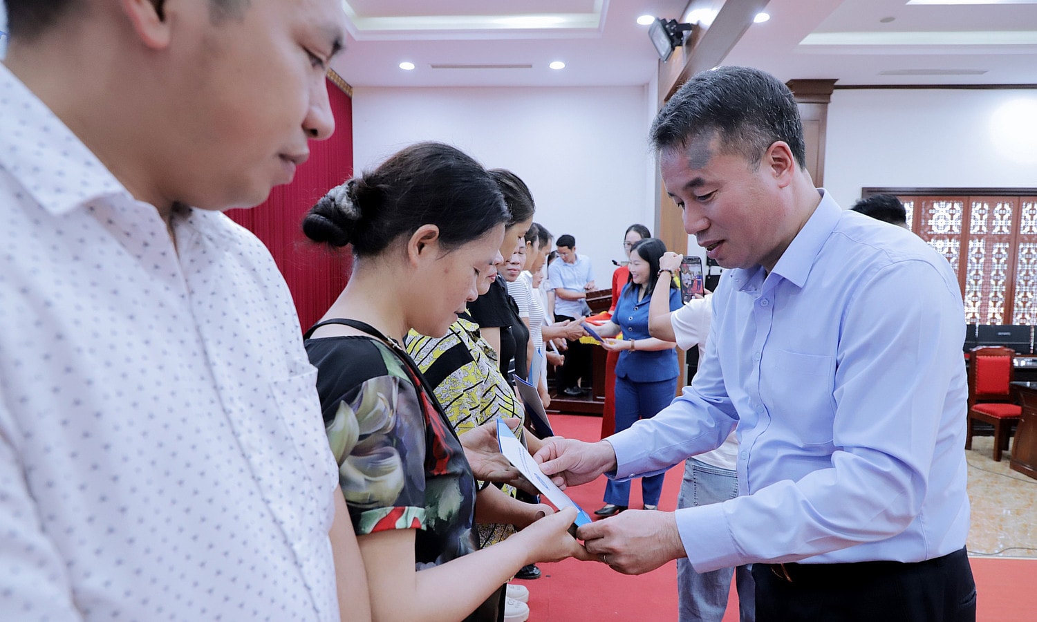 Tổng Giám đốc Nguyễn Thế Mạnh trao tặng sổ bảo hiểm xã hội, thẻ bảo hiểm y tế cho người dân có hoàn cảnh khó khăn tại Yên Bái