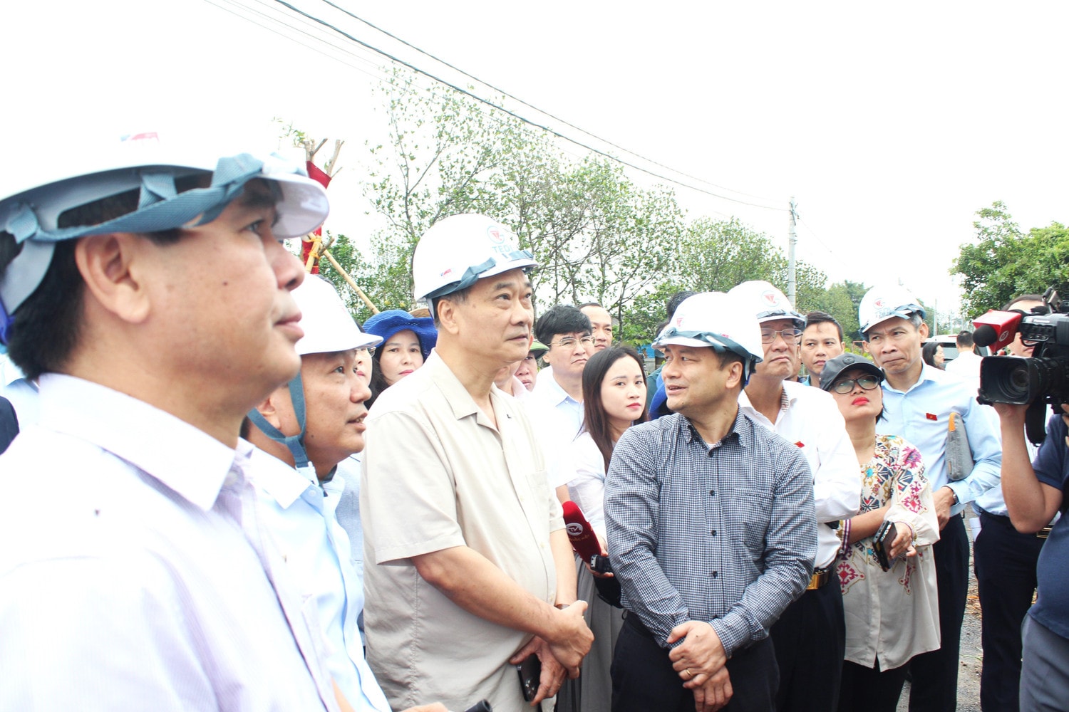 doan-khao-sat-nghe-gioi-thieu-vi-tri-ga-tai-nam-dinh-9286-3255.jpg