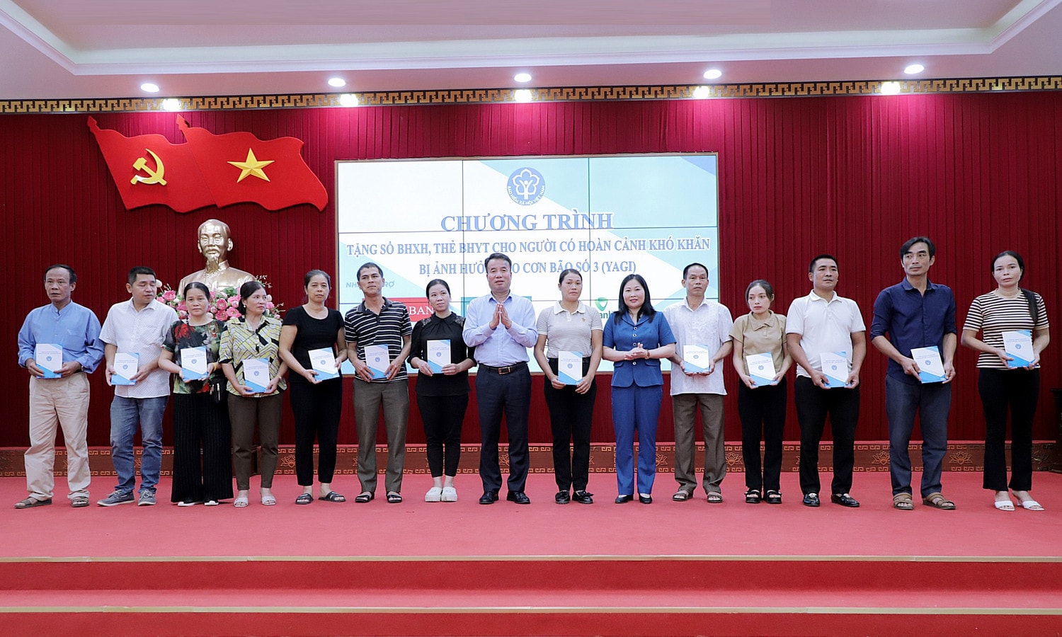 Tổng Giám đốc Nguyễn Thế Mạnh trao tặng sổ bảo hiểm xã hội, thẻ bảo hiểm y tế cho người dân có hoàn cảnh khó khăn tại Yên Bái