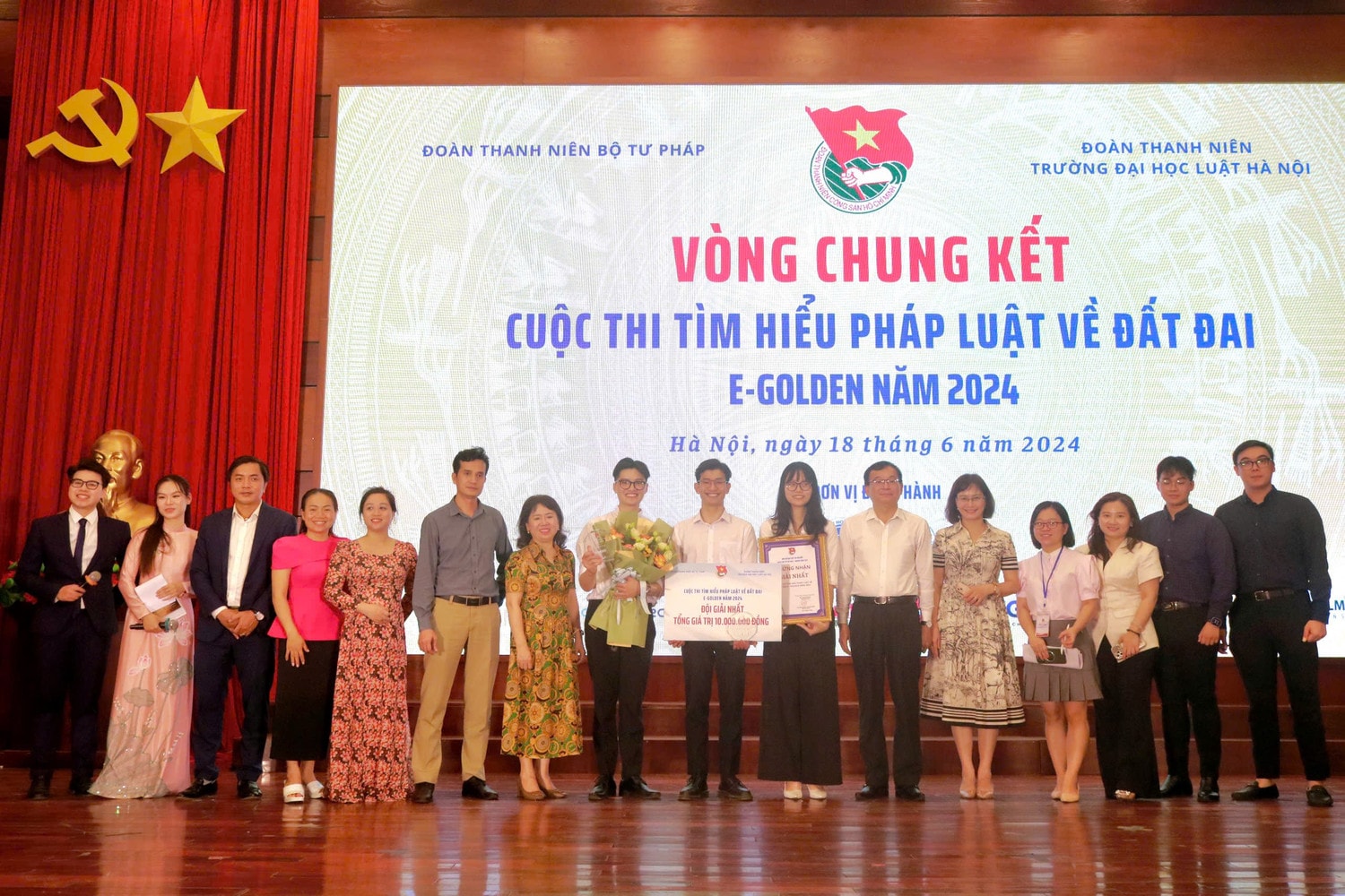 anh-bai-4-doi-giai-nhat-va-thay-co-khoa-plkt-2-8912-5065.jpg
