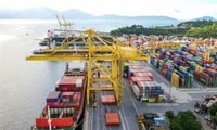 Tàu hàng tấp nập cập cảng Tiên Sa