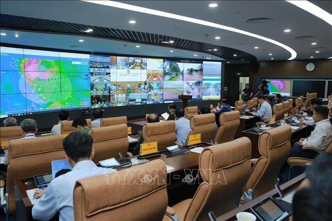 Phó Thủ tướng Trần Hồng Hà họp ứng phó với bão số 6 (bão TRAMI). Ảnh: TTXVN