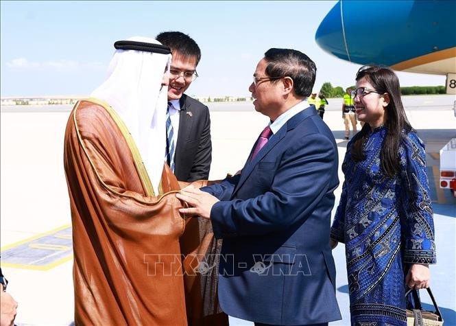 Lễ đón Thủ tướng Phạm Minh Chính và Phu nhân đến Sân bay quốc tế Abu Dhabi, thủ đô Abu Dhabi. Ảnh: Dương Giang/TTXVN