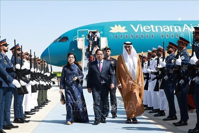 Lễ đón Thủ tướng Phạm Minh Chính và Phu nhân đến sân bay quốc tế Abu Dhabi, Thủ đô Abu Dhabi. Ảnh: Dương Giang/TTXVN