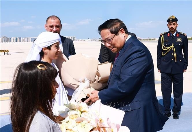 Lễ đón Thủ tướng Phạm Minh Chính và Phu nhân đến Sân bay quốc tế Abu Dhabi, thủ đô Abu Dhabi. Ảnh: Dương Giang/TTXVN
