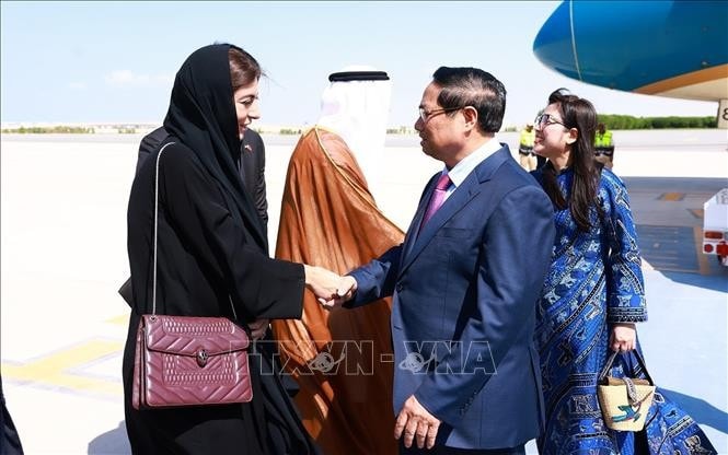 Lễ đón Thủ tướng Phạm Minh Chính và Phu nhân đến Sân bay quốc tế Abu Dhabi, thủ đô Abu Dhabi. Ảnh: Dương Giang/TTXVN