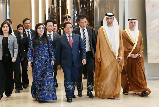 Lễ đón Thủ tướng Phạm Minh Chính và Phu nhân đến Sân bay quốc tế Abu Dhabi, thủ đô Abu Dhabi. Ảnh: Dương Giang/TTXVN