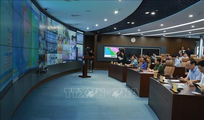 Phó Thủ tướng Trần Hồng Hà họp ứng phó với bão số 6 (bão TRAMI). Ảnh: TTXVN