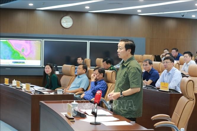Phó Thủ tướng Trần Hồng Hà họp ứng phó với bão số 6 (bão TRAMI). Ảnh: TTXVN