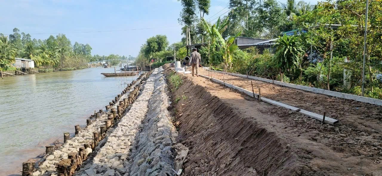Công trình kè mềm bằng rọ đá, khắc phục sạt lở đoạn đê bao kênh Xáng (xã Lục Sĩ Thành, huyện Trà Ôn). Ảnh: Hữu Tài