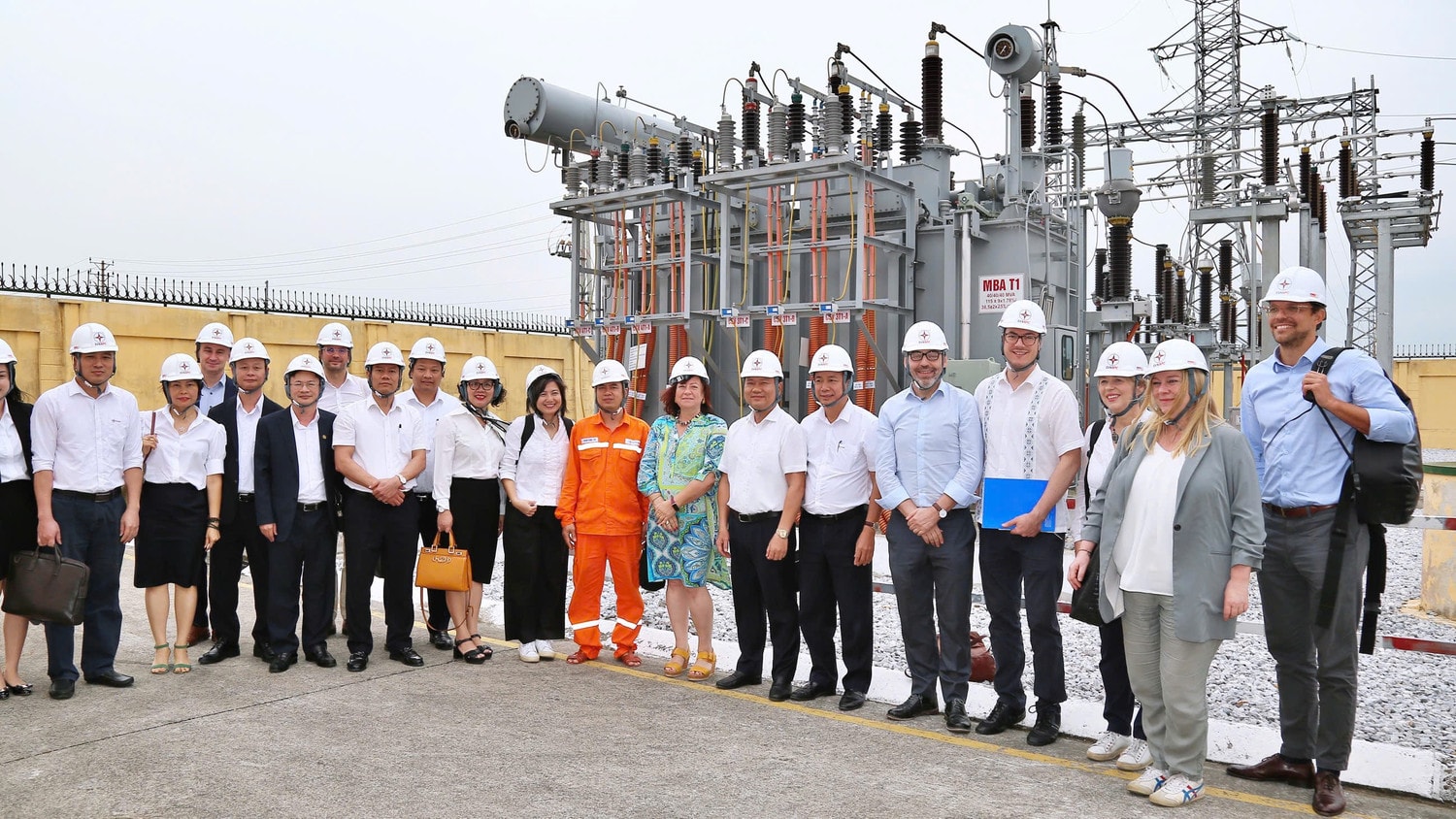 anh-4-mot-so-hinh-anh-tai-chuong-trinh-tham-va-lam-viec-cua-doan-cong-tac-cap-cao-cua-chinh-phu-chlb-duc-voi-evnnpc-anh-npc.jpg
