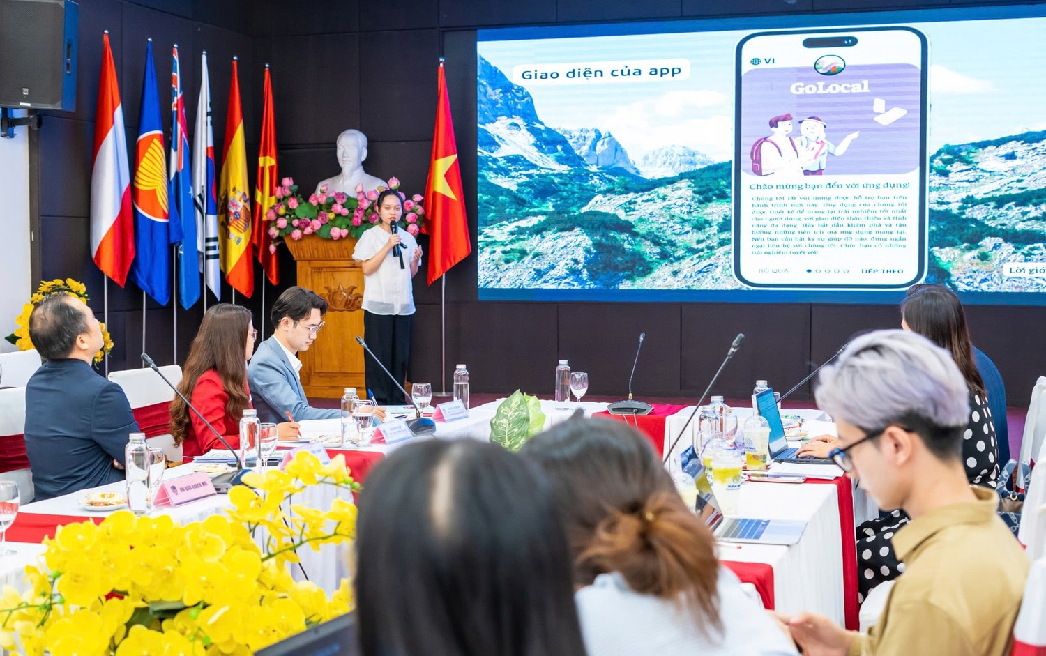 Các đội thi trình bày dự án tại chương trình Tinh hoa trong tài năng