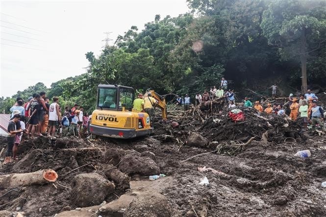 Rescuers conduct a search and rescue operation at the site of a landslide at a residential area in Batangas province, the Philippines, October 25 (Photo: XINHUA/VNA) Rescuers conduct a search and rescue operation at the site of a landslide at a residential area in Batangas province, the Philippines, October 25 (Photo: XINHUA/VNA)