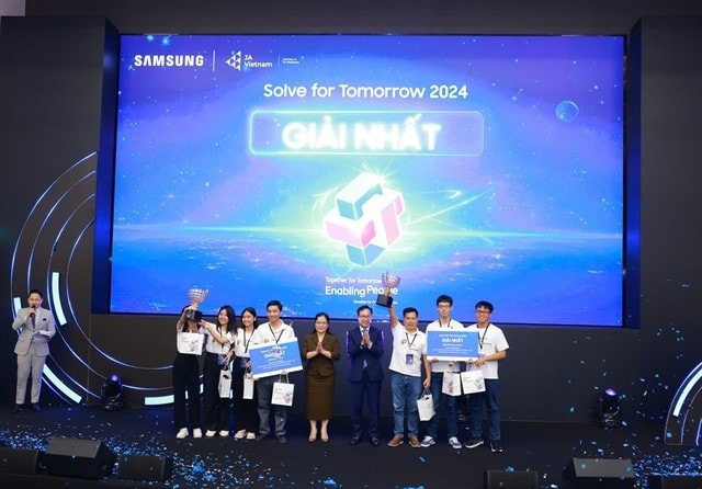 Two teams that win the first prize in the final round of the Solve for Tomorrow 2024 competition. (Photo courtesy of Samsung) Two teams that win the first prize in the final round of the Solve for Tomorrow 2024 competition. (Photo courtesy of Samsung)