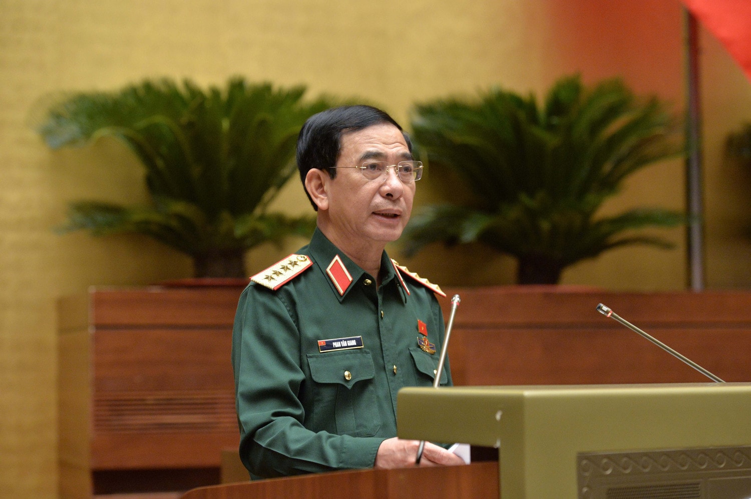 bo-truong-bo-quoc-phong-dai-tuong-phan-van-giang-trinh-bay-bao-cao.jpg