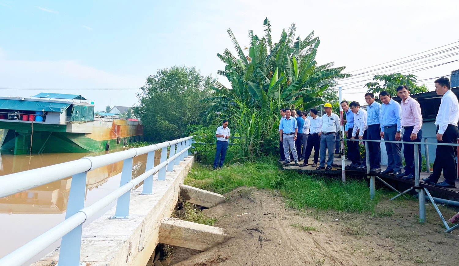 Đoàn khảo sát của Ban Kinh tế - Ngân sách HĐND tỉnh Vĩnh Long thực tế công trình xã hội hóa đầu tư khắc phục điểm sạt lở tại ấp Thuận Phú A (xã Thuận An, thị xã Bình Minh). Ảnh: Hữu Tài