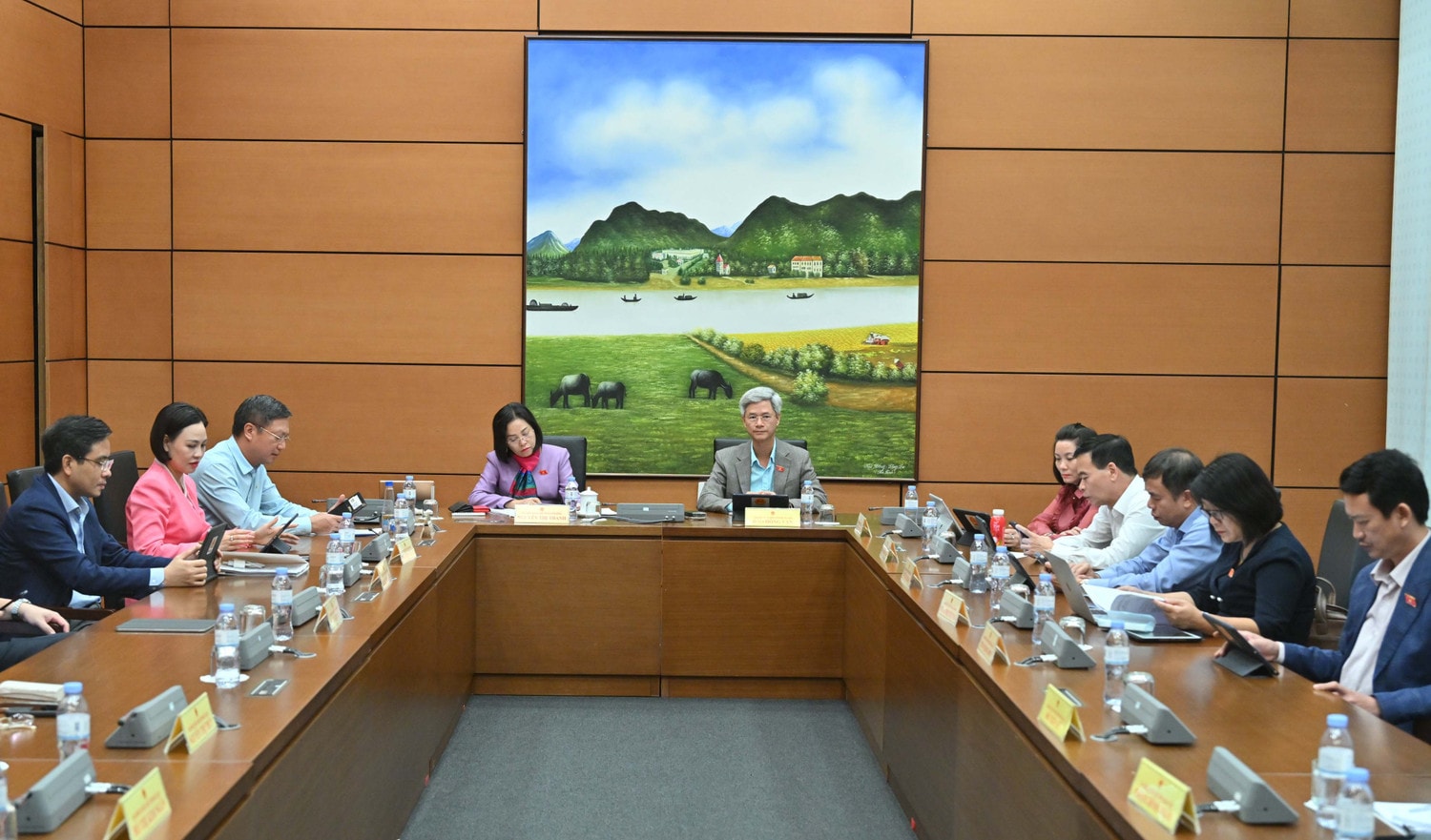 toan-canh-phien-thao-luan-to-12.jpg