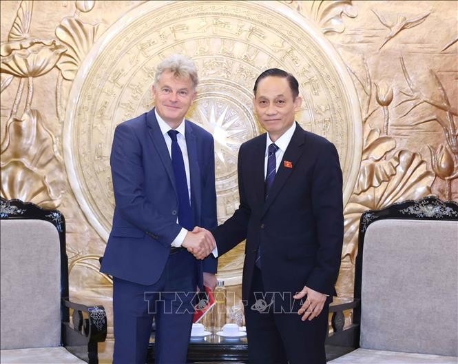 Trưởng Ban Đối ngoại Trung ương Lê Hoài Trung tiếp Bí thư toàn quốc Đảng Cộng sản Pháp Fabien Roussel. Ảnh: Phương Hoa/TTXVN