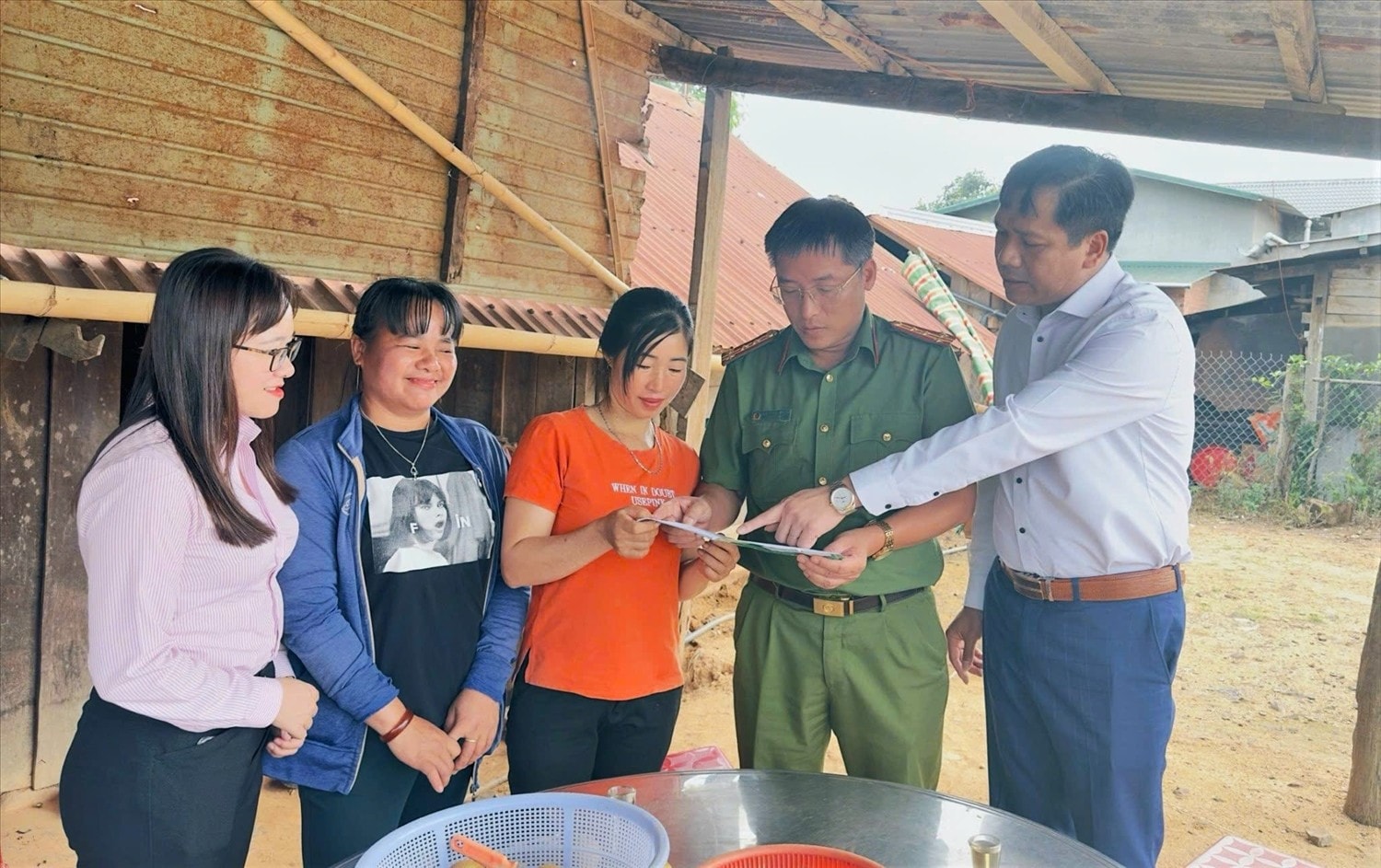 Đại diện NHCSXH và Công an tỉnh Đắk Lắk giới thiệu Chương trình tín dụng đối với gia đình người chấp hành xong án phạt tù theo Quyết định số 22/2023/QĐ-TTg. Ảnh: P. Linh