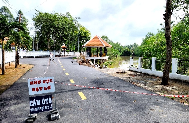 Điểm sạt lở trên tuyến kênh La Ghì (xã Vĩnh Xuân, huyện Trà Ôn) được UBND tỉnh Vĩnh Long quyết định công bố tình huống khẩn cấp mới đây. Ảnh: Nguyên Khang