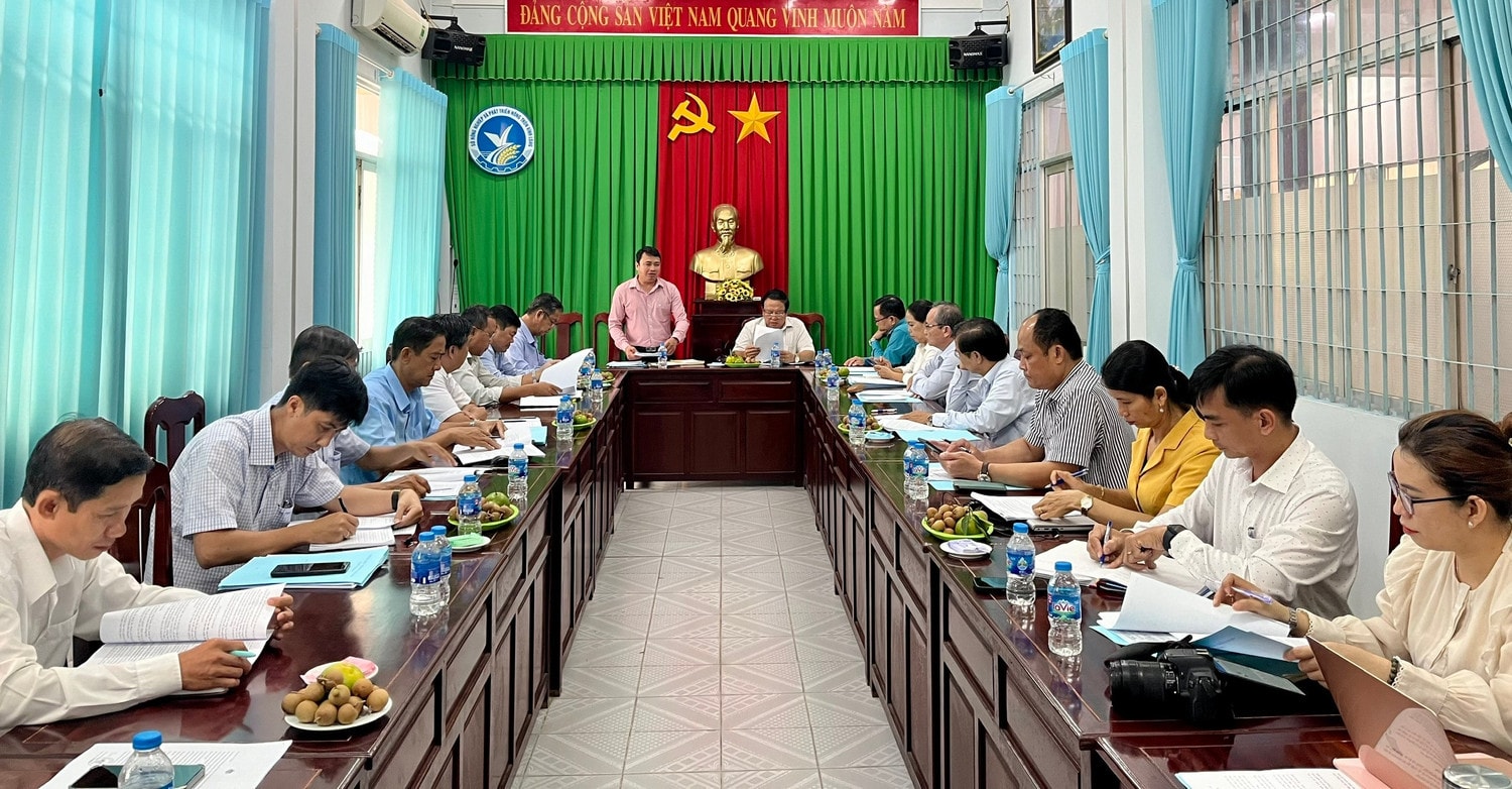 Trưởng Ban Kinh tế - Ngân sách HĐND tỉnh Vĩnh Long Nguyễn Thanh Cần phát biểu tại cuộc làm việc với Sở Nông nghiệp và Phát triển nông thôn. Ảnh: Hữu Tài