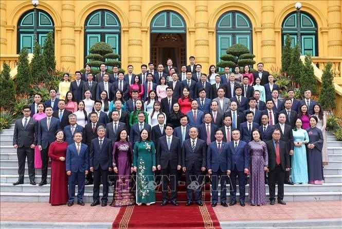 Chủ tịch nước Lương Cường, Phó Chủ tịch nước Võ Thị Ánh Xuân với lãnh đạo, cán bộ, công chức, viên chức, người lao động Văn phòng Chủ tịch nước. Ảnh: Lâm Khánh/TTXVN