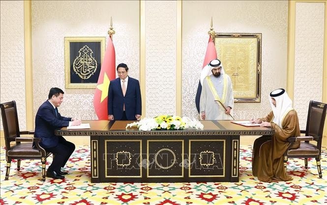 Thủ tướng Phạm Minh Chính và Phó Tổng thống, Thủ tướng UAE Sheikh Mohammed bin Rashid Al Maktoum chứng kiến ký kết Hiệp định Đối tác kinh tế toàn diện (CEPA) giữa Việt Nam và UAE. Ảnh: Dương Giang/TTXVN