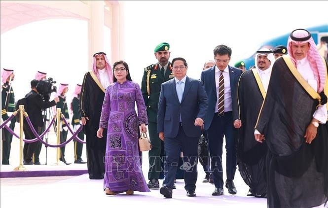 Lễ đón Thủ tướng Phạm Minh Chính và Phu nhân tại Sân bay quốc tế King Khalid, thủ đô Riyadh, Vương quốc Saudi Arabia. Ảnh: Dương Giang/TTXVN
