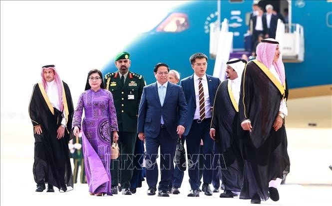 Lễ đón Thủ tướng Phạm Minh Chính và Phu nhân tại Sân bay quốc tế King Khalid, thủ đô Riyadh, Vương quốc Saudi Arabia. Ảnh: Dương Giang/TTXVN