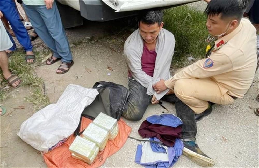 Lực lượng Công an bắt giữ đối tượng và tang vật 18 bánh heroin