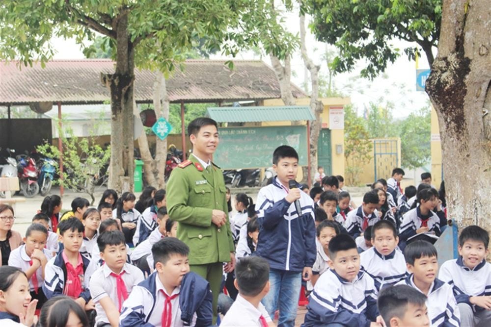 Lực lượng Công an tuyên truyền phòng, chống ma túy tại trường học